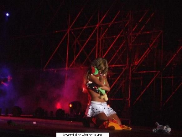 poze cu anahi knd canta salvame anahi cantand salvame