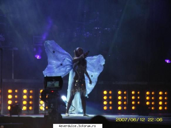 Anahi cantand Salvame - bebe*dulce* - Anahi