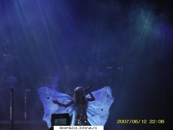 Anahi cantand Salvame - adina_gatitta - Anahi